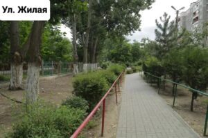 В Астрахани делают тротуары, местами асфальта вообще не было