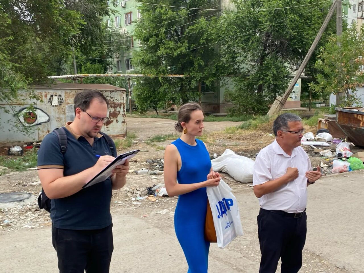 Активисты ЛДПР решают бытовые и социальные проблемы астраханцев