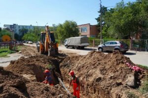 На одной из улиц Астрахани меняют водопровод и подключают к нему дома