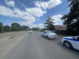 В Астраханской области женщина вышла из общественного транспорта и ее сбила машина