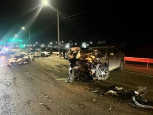 В Астрахани произошло жесткое ДТП: есть пострадавшие, три автомобиля разбиты