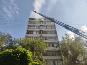 В Астрахани в девятиэтажке на Звездной горит квартира, есть погибший