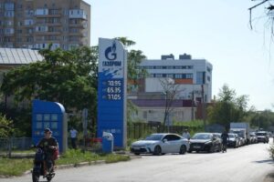 В Астрахани второй день увеличивают число открытых заправок