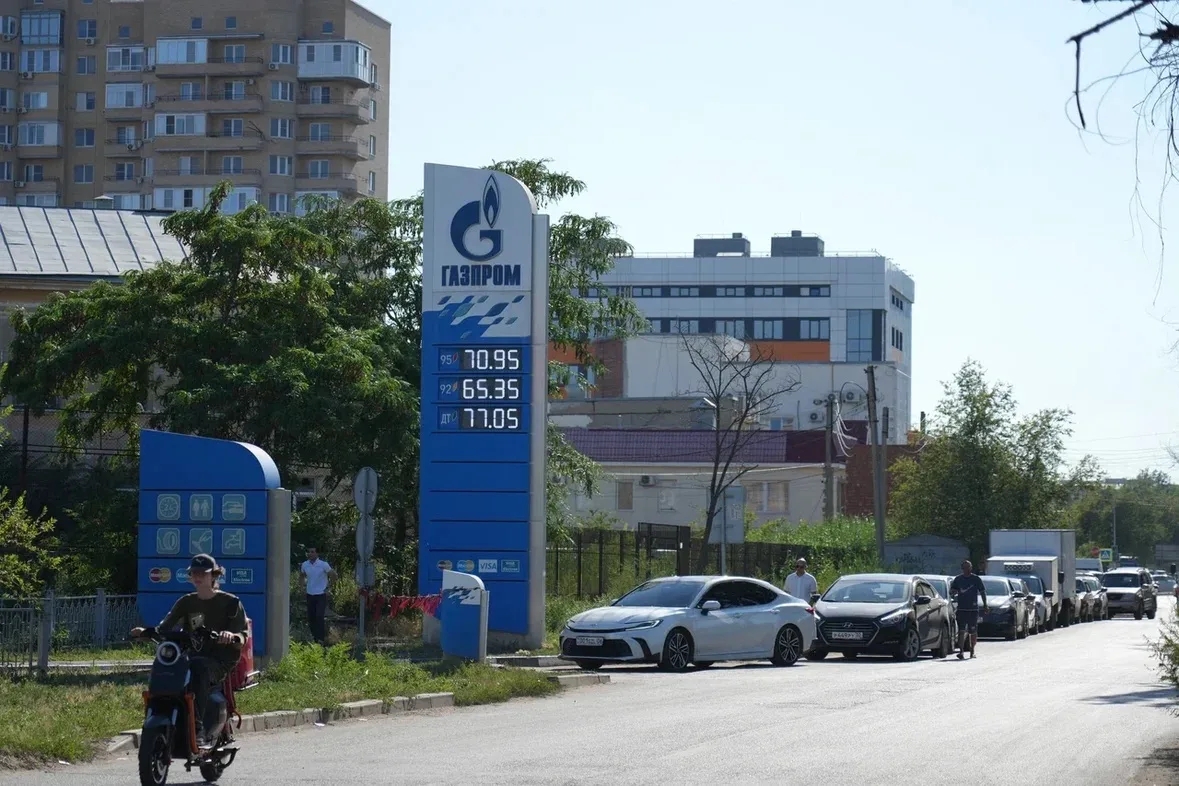 В Астрахани второй день увеличивают число открытых заправок
