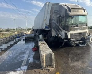 В Астрахани у грузовика взорвалось колесо, он загорелся прямо на дороге