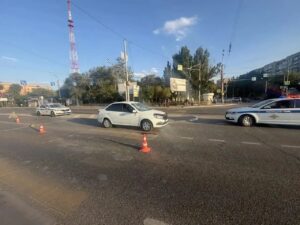 В Астрахани на оживленной дороге сбили мужчину: стоял прямо на дороге