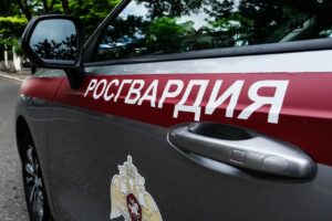 В Астрахани росгвардейцы помогли мужчине, который не выдержал натиска солнца