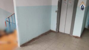 Вышли утром в подъезд, а там труп: в Астрахани пенсионер устроил кровавую расправу