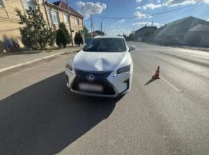 В Астрахани «Лексус» не уступил дорогу подростку на пешеходном переходе и сбил его