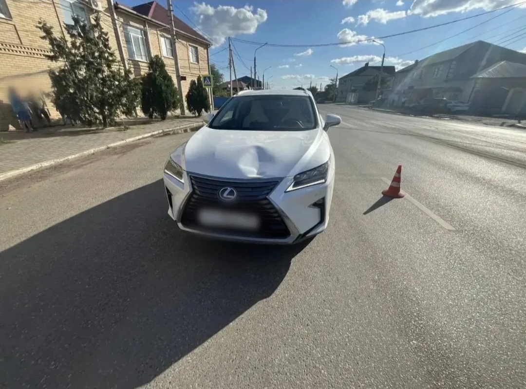 В Астрахани «Лексус» не уступил дорогу подростку на пешеходном переходе и сбил его