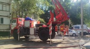 Отталкивали машины, вывели детей, застрявших в лифте, выносили людей: как в Астрахани тушили дом