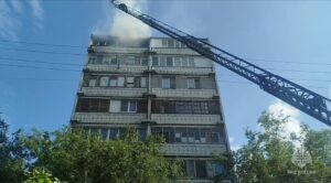 Отталкивали машины, вывели детей, застрявших в лифте, выносили людей: как в Астрахани тушили дом