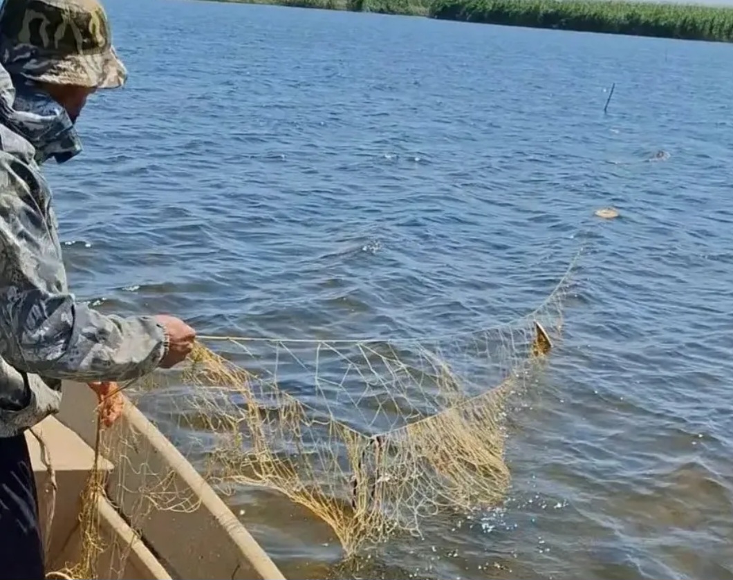 В уникальном заповеднике Астраханской области браконьеры поставили сети