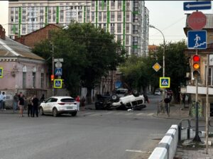 Жесткая авария в Астрахани: одна машина перевернулась, пострадал водитель «Тойота Ленд Крузер»