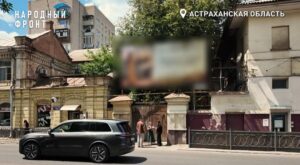 В Астрахани в старинных воротах памятника архитектуры пошли трещины, люди бьют тревогу