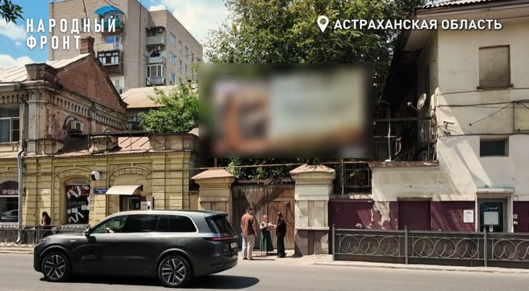 В Астрахани в старинных воротах памятника архитектуры пошли трещины, люди бьют тревогу