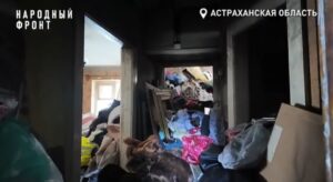 В Астрахани мужчина держал в страхе весь дом и превратил квартиру в свалку: история завершилась
