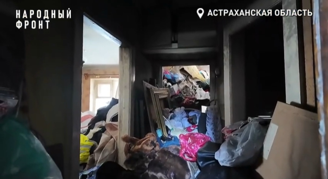 В Астрахани мужчина держал в страхе весь дом и превратил квартиру в свалку: история завершилась