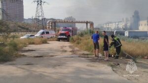 В Астрахани масштабный пожар: горят гаражи, хозяйственные постройки и территория вокруг них