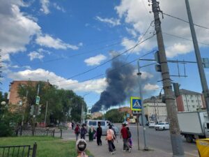 В районе Мясокомбината сильный пожар из-за сухой растительности