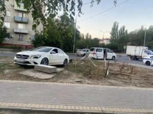 В Астрахани «Мерседес» сбил на тротуаре двухлетнего ребенка