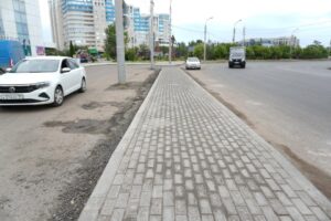В Астрахани отремонтировали тротуар на востребованном среди пешеходов участке