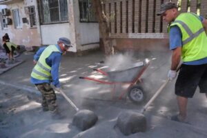 Тротуары одной из центральных улиц Астрахани полностью выложат цветной плиткой