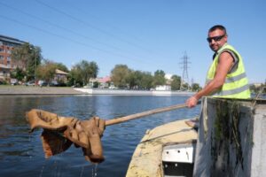 Глава Астрахани возмутился из-за мусора, который горожане выбрасывают в каналы