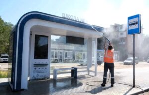 В Астрахани очищают остановки от грязи, листовок и граффити