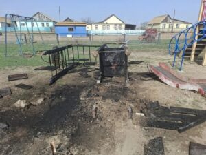 Руки чешутся: под Астраханью маленькие вандалы бьют фонари и поджигают детские площадки
