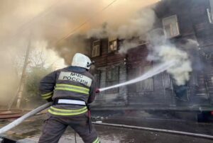 На улице Софьи Перовской сильный пожар: горит деревянный дом