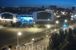 Самую бестолковую ночную очередь за бензином засняли в Астрахани