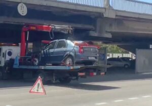 В Астрахани эвакуатор застрял под Новым мостом, повредив машину, которую вез