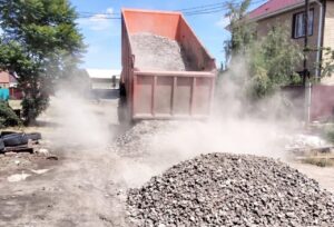 В Астрахани подсыпают грунтовые дороги: список формируют по обращениям горожан