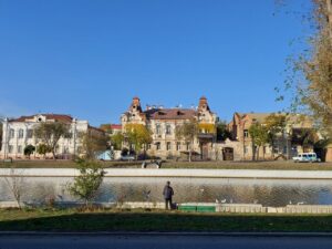 Из канала в центре Астрахани достали тело мужчины