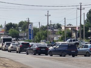 Игорь Бабушкин поручил проверить составителей списков на АЗС и брошенные в очередях машины