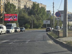 В Астрахани запретили парковку на улицах возле популярных заправок