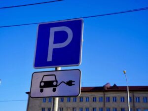 Частные инвесторы установят 10 зарядных станций для электрокаров в Астраханской области