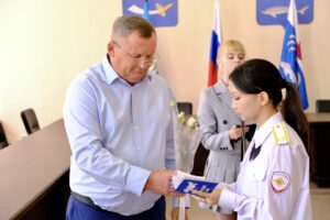 Игорь Мартынов вручил первые паспорта отличившимся подросткам из Камызякского района