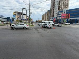 Девочку четырех лет увезли в больницу после жесткой аварии в Астрахани у «Алимпика»