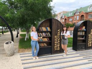 Специалисты астраханского «ЭкоЦентра» пополнили уличный книгообмен к Дню книголюбов