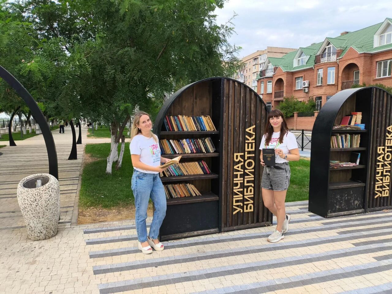 Специалисты астраханского «ЭкоЦентра» пополнили уличный книгообмен к Дню книголюбов