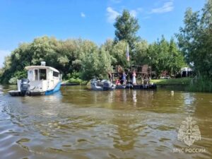 Под Астраханью мужчина выпал из лодки, и она устроила опасные «танцы» на воде