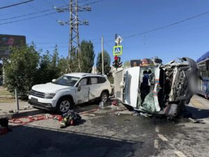 В Астрахани машина МЧС, торопившаяся на пожар, попала в жесткую аварию и перевернулась