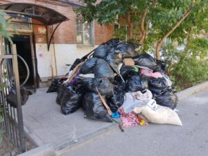 «ЭкоЦентр» вывез более 60 кубометров мусора из опасной квартиры