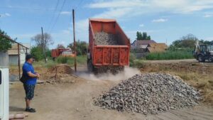 В Астрахани подсыпали еще несколько грунтовых дорог