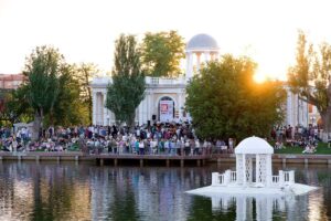 На Лебедином озере в Астрахани пройдет бесплатный масштабный концерт