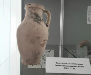 Во дворе астраханской поэтессы нашли древний кувшин из Византии