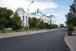 В Астрахани ремонтируют одну из самых оживленных улиц: когда завершатся работы и что сделают