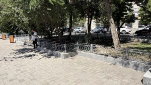 В центре Астрахани исчезли скамейки: что происходит